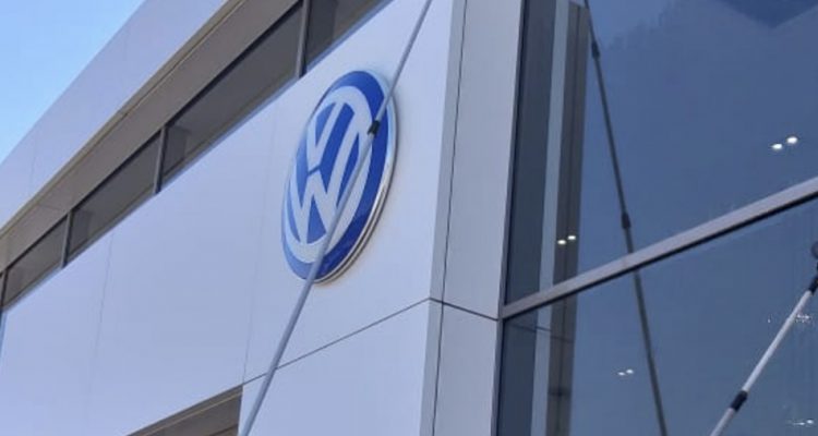 Dealership-Front-Cleaning