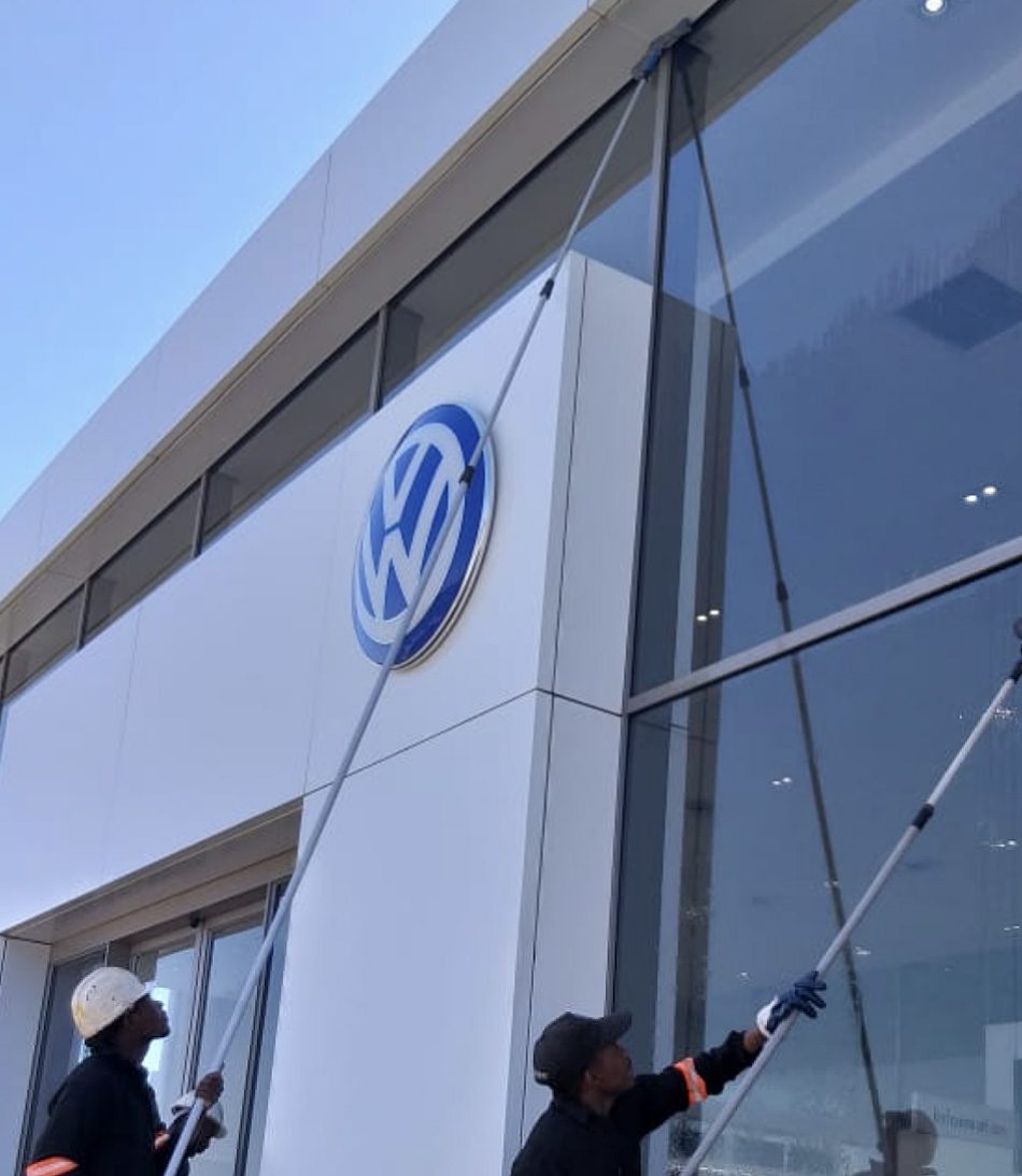 Dealership-Front-Cleaning