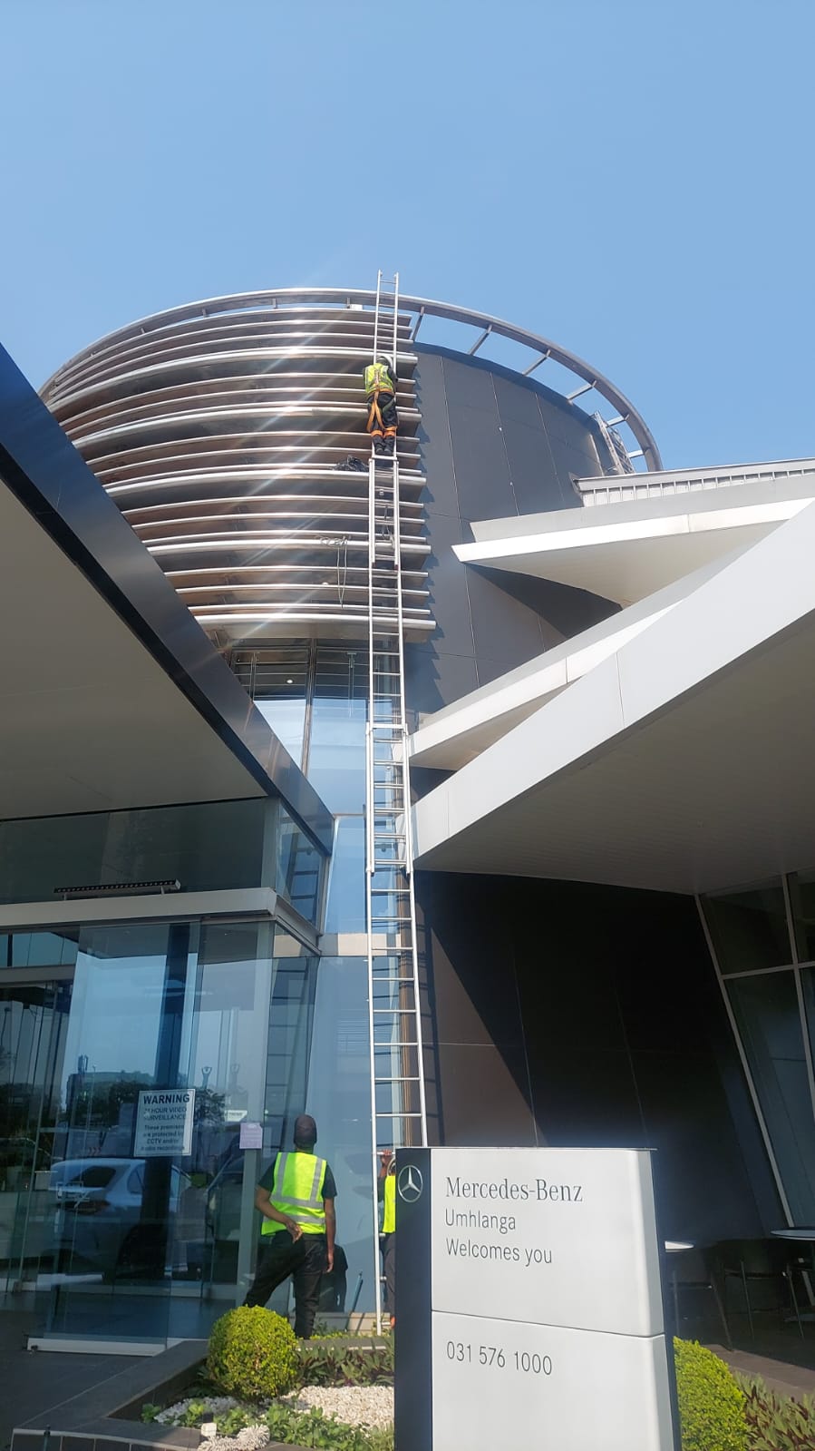 High-rise glass cleaning
